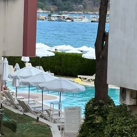 White Sands Beachfront Getaway In Aurelia - Sea View & Direct Access Apartmán