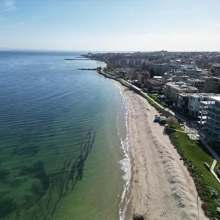 White Sands Beachfront Getaway In Aurelia - Sea View & Direct Access Apartmán Burgas City